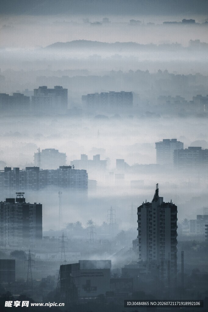 雾中朦胧城市景观