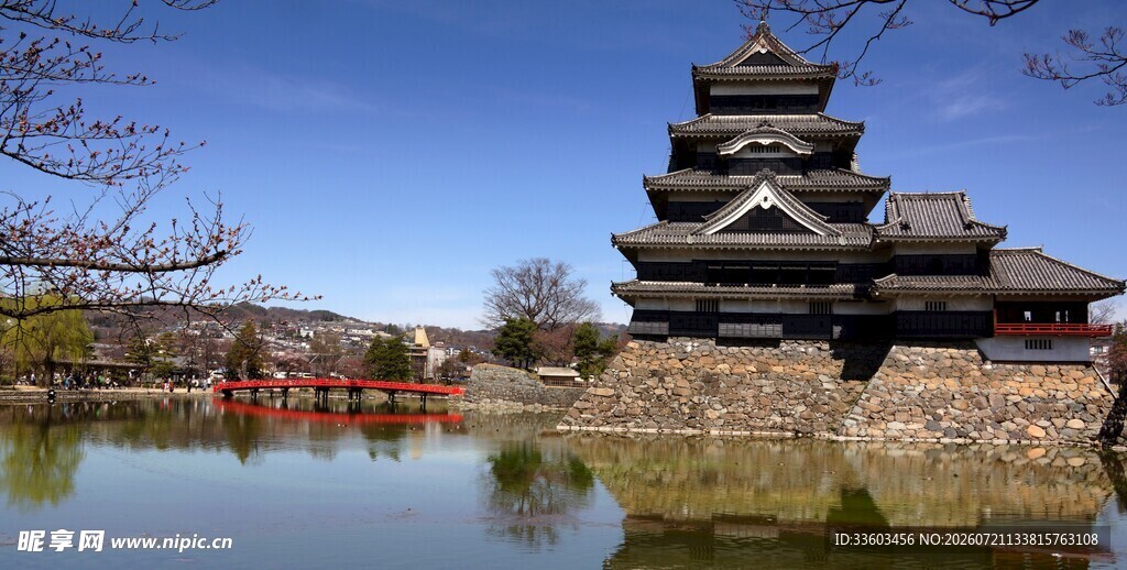 日本松本城湖畔美景