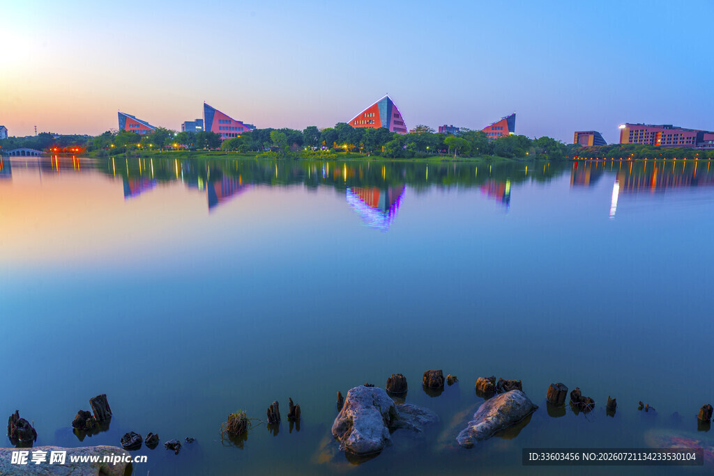 湖畔绚丽景观倒映水中