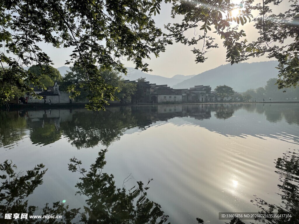 湖畔晨光中的宁静山水景