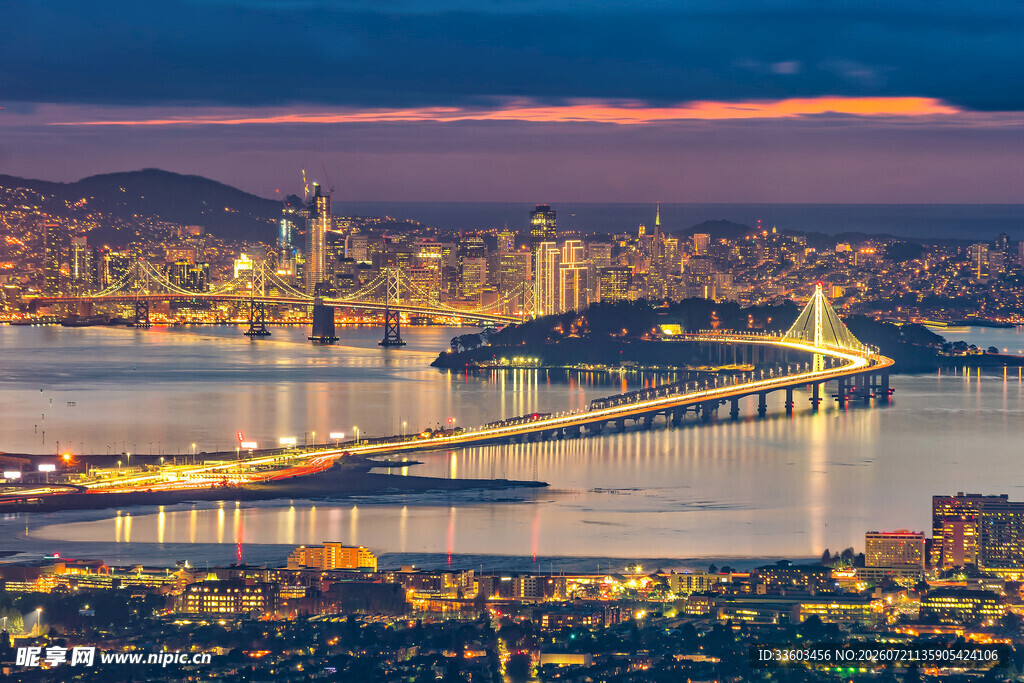 城市夜景中的跨海大桥
