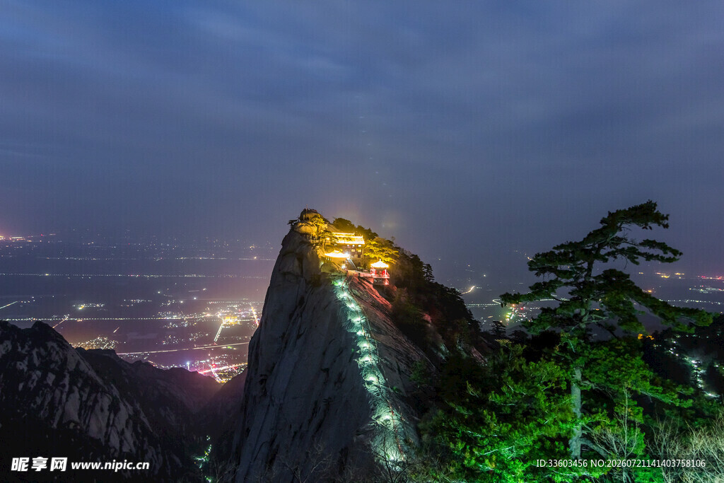 夜幕下的山巅璀璨灯火