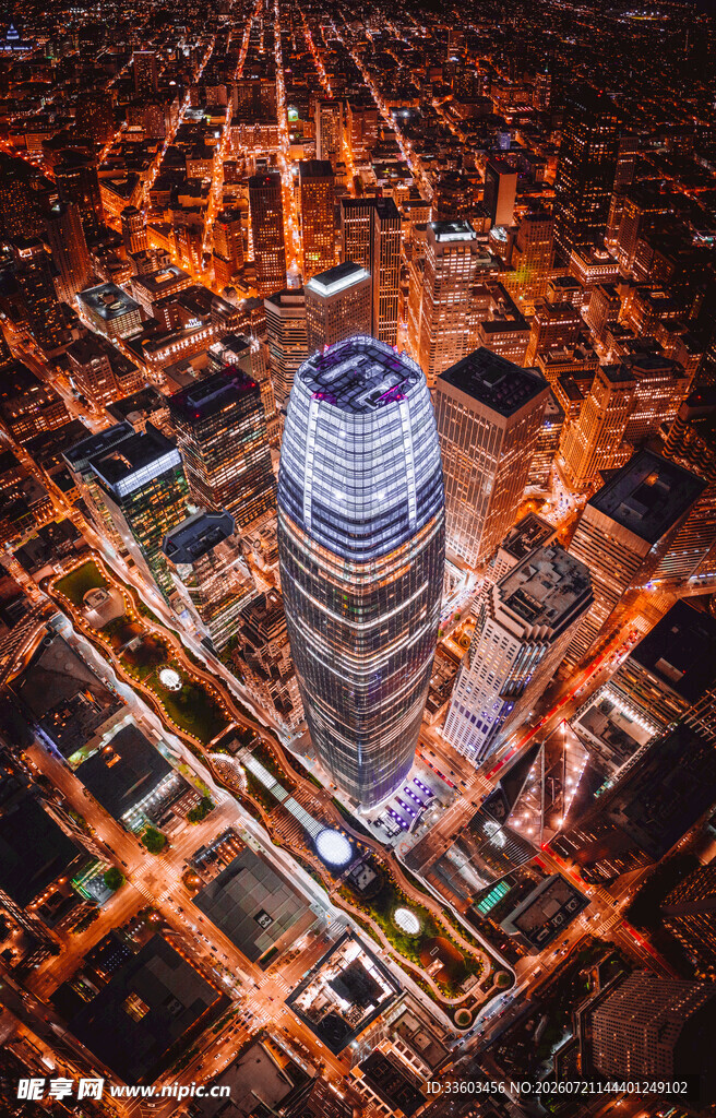 城市夜景中的摩天大楼