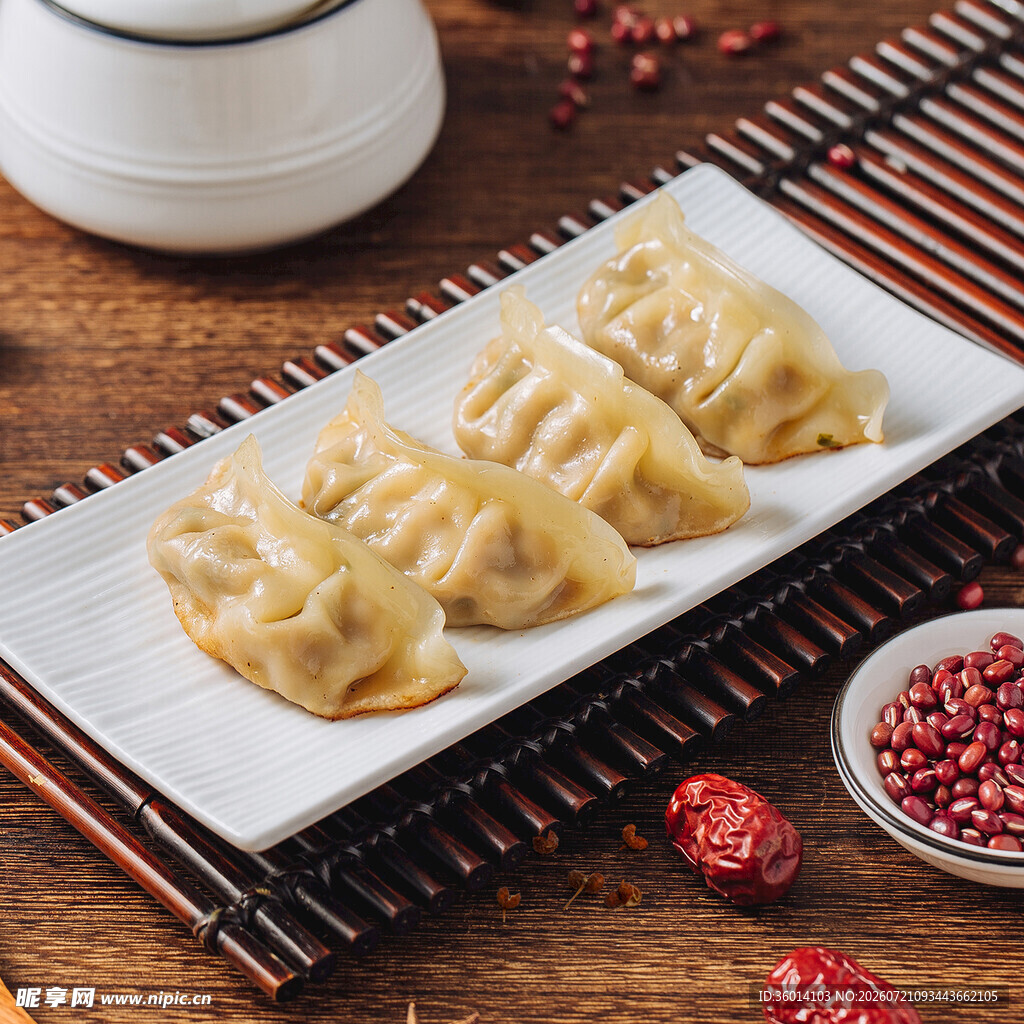 美味饺子摆于中式餐桌