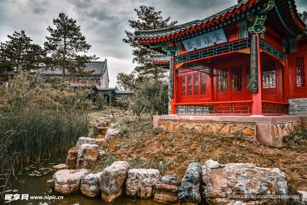 中式古典亭阁湖畔景致