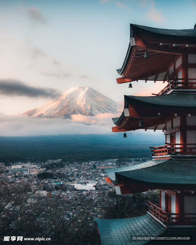 富士山下的日式塔楼景观