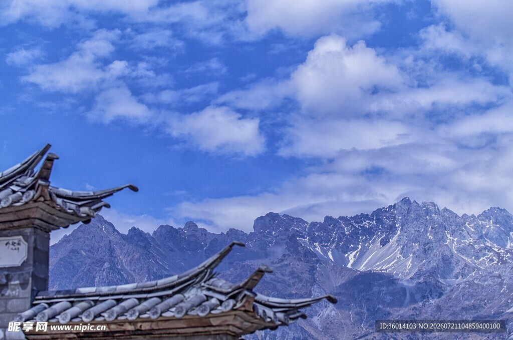 古建与雪山相映成景