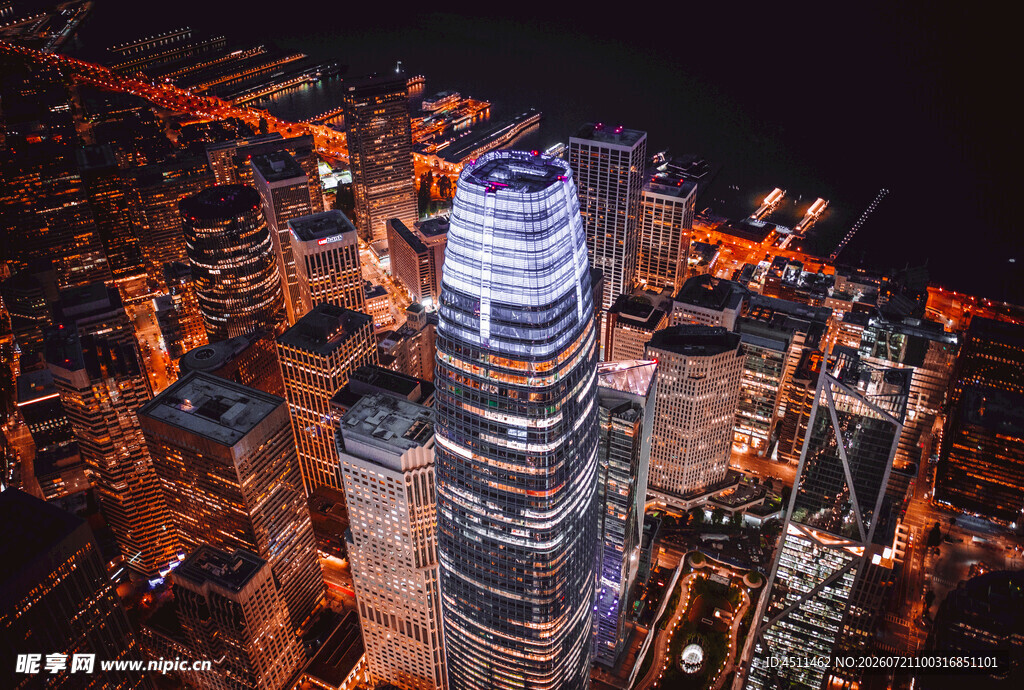 城市璀璨夜景中的摩天大楼
