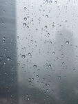 玻璃上的晶莹雨滴