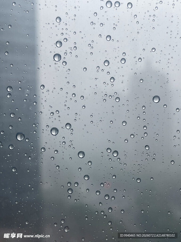 玻璃上的晶莹雨滴