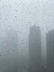 雨幕中的城市高楼景观