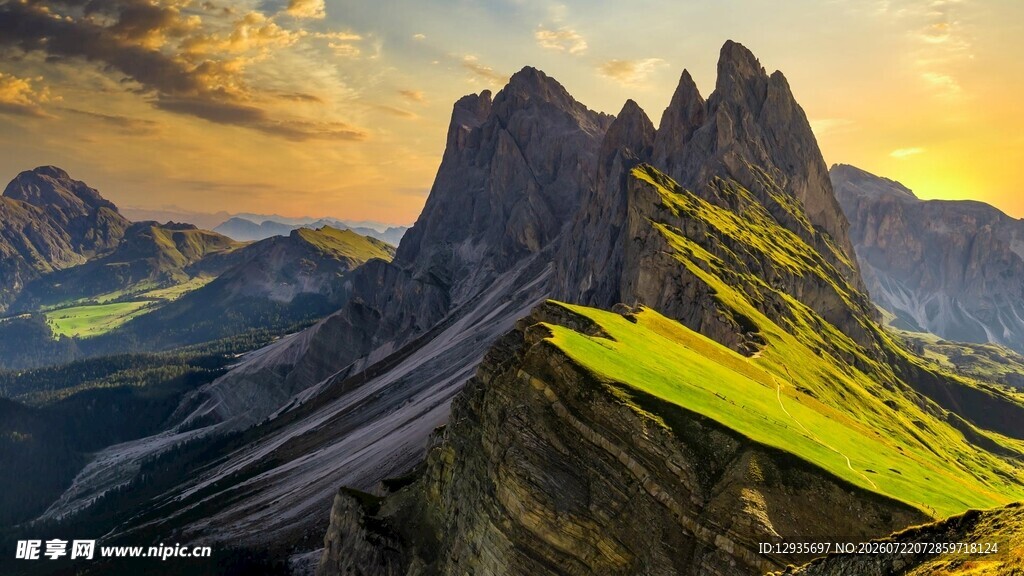 壮丽山峰间