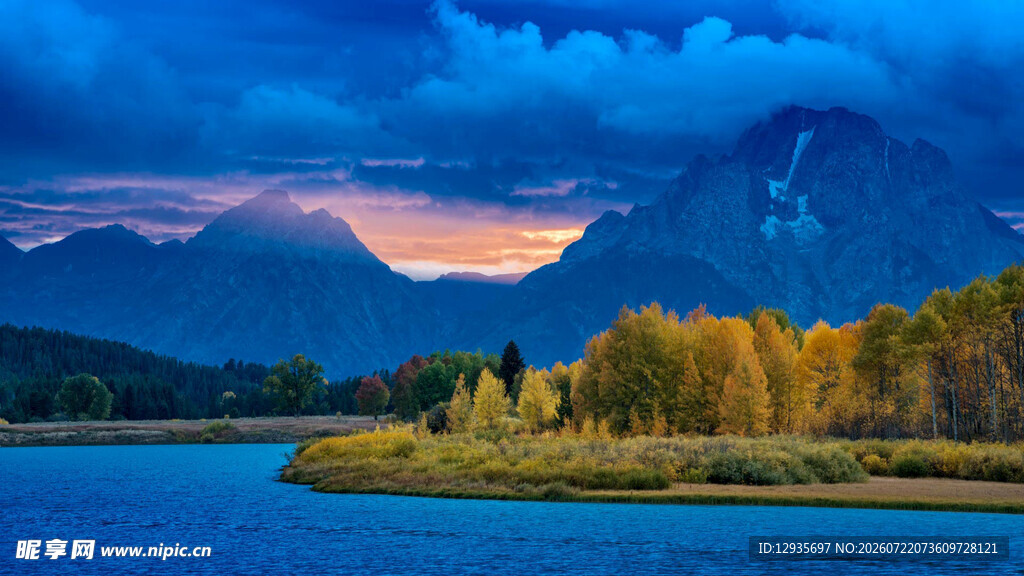 湖畔秋景