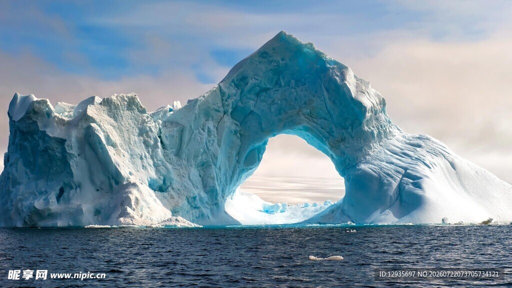 海上拱形冰山