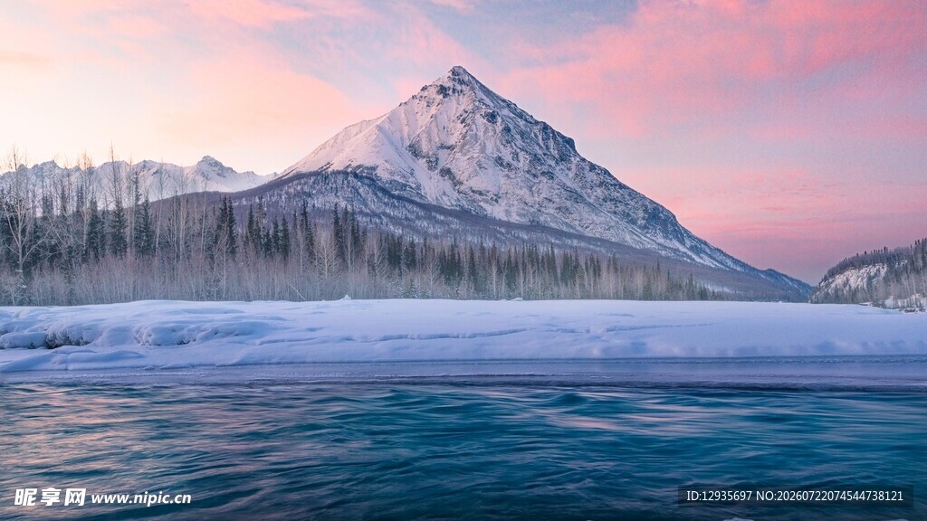 雪山湖畔风光