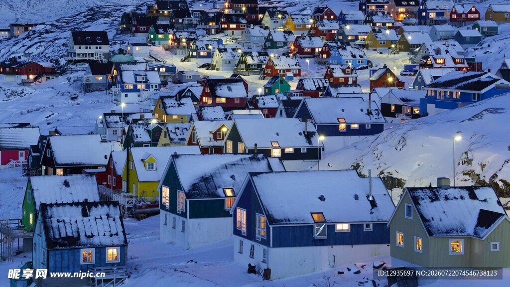 雪覆小镇夜景