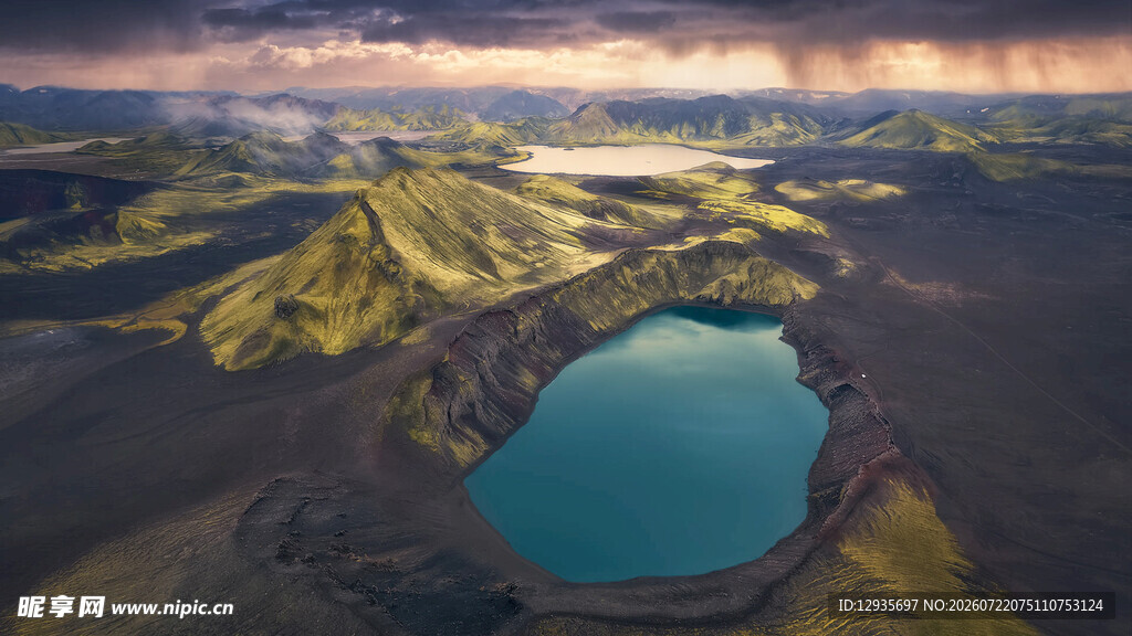 壮丽火山湖