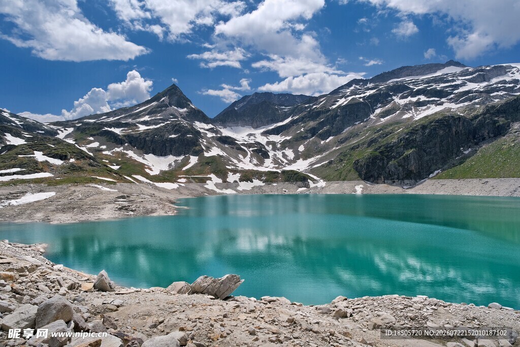 高山碧湖美景