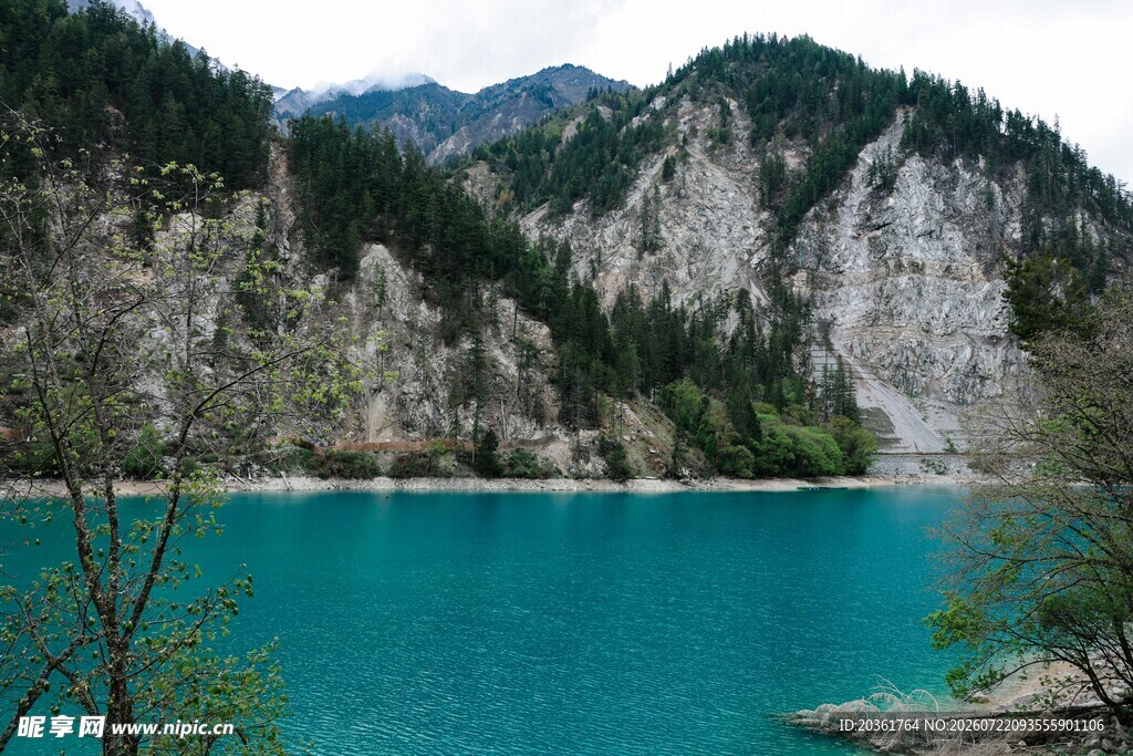 青山环抱的碧蓝湖水