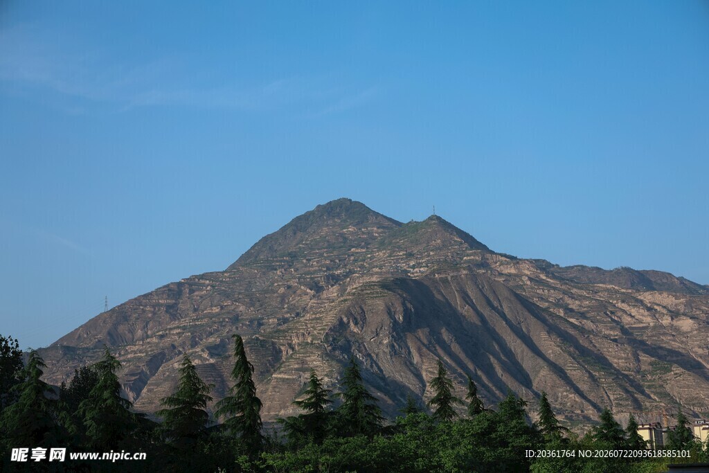 巍峨山峰与葱郁林木
