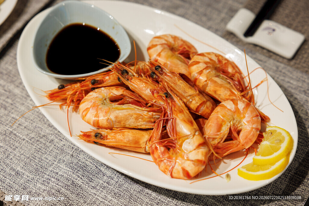 白灼大虾配蘸料与柠檬