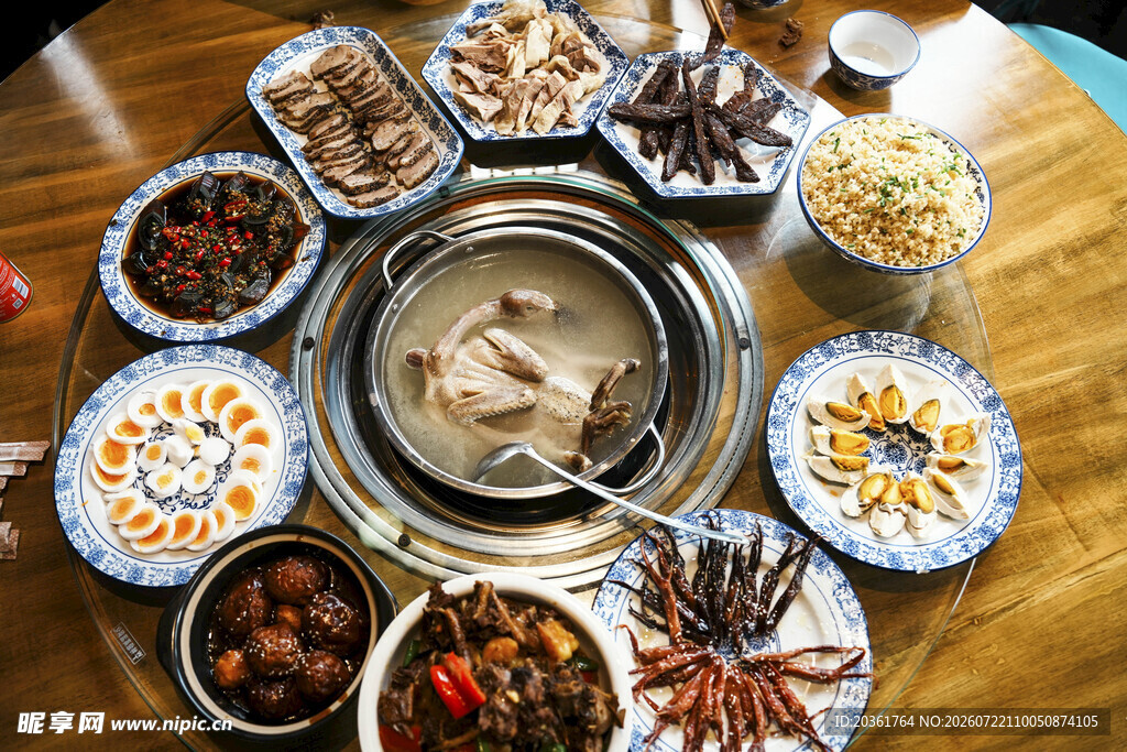 丰盛火锅食材摆满一桌