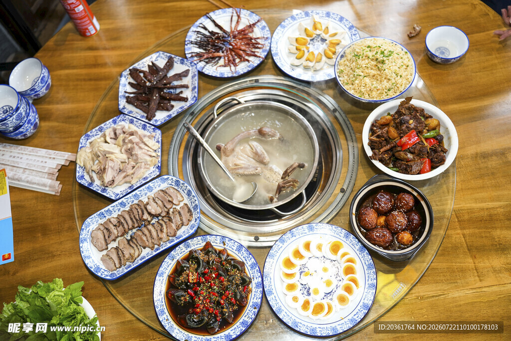 丰盛火锅宴摆满一桌美食