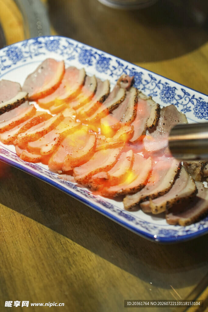 蓝白盘装的美味切片肉