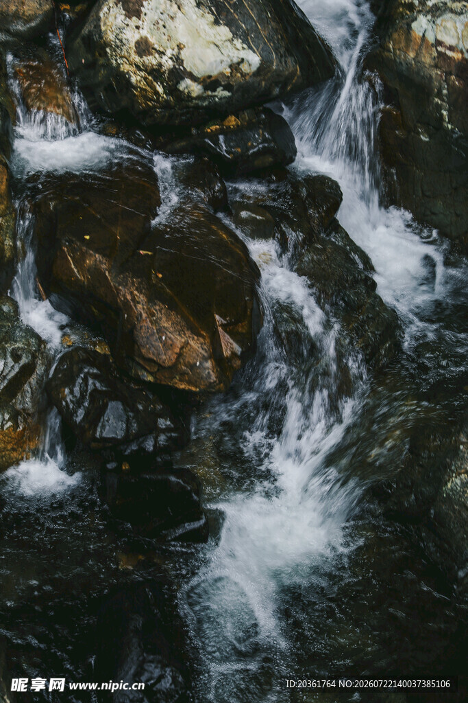 山间溪流潺潺过石