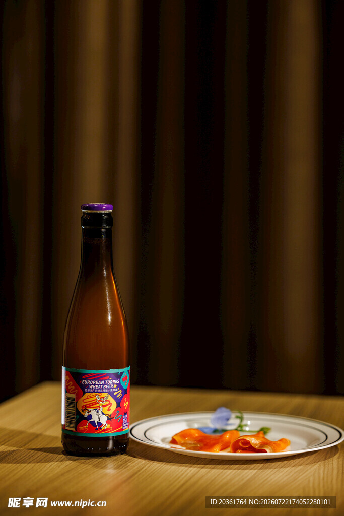 桌上啤酒与美食摆盘