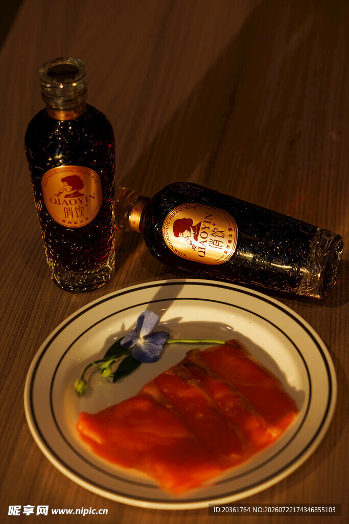 桌上美食与饮品组合