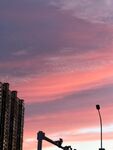 城市上空的绚烂粉紫晚霞