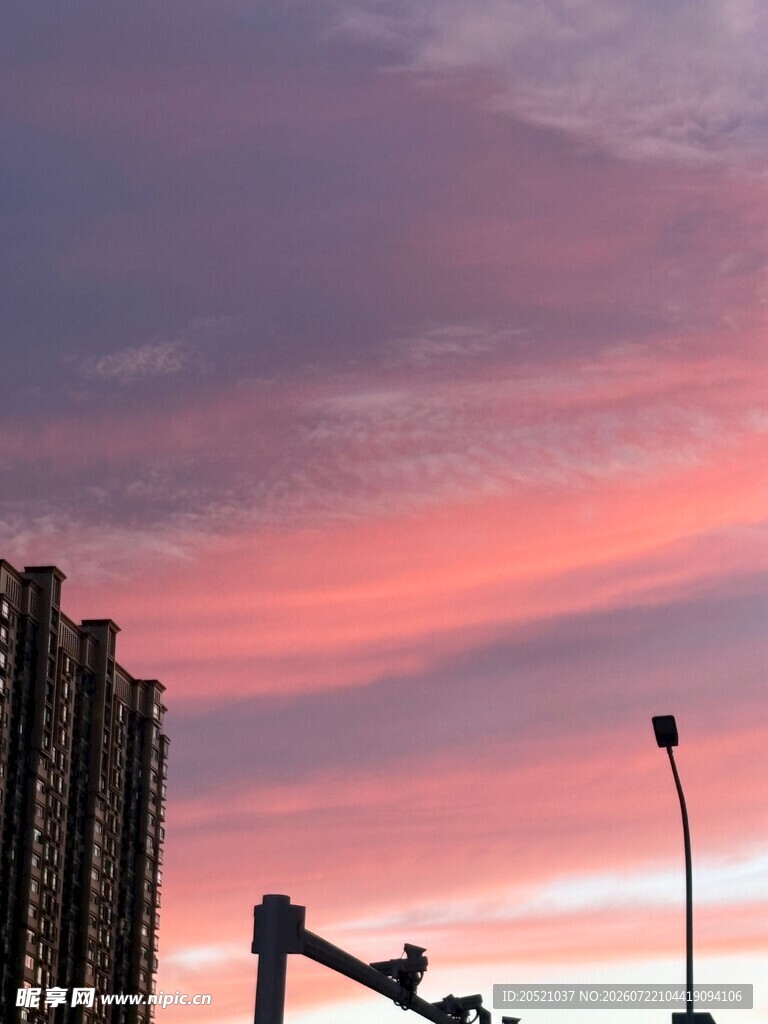 城市上空的绚烂粉紫晚霞