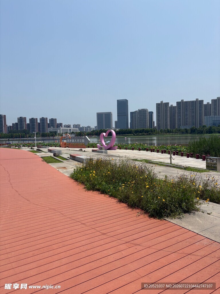 城市河畔的红色步道风景