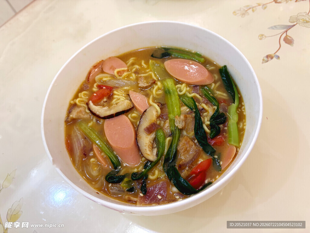 美味营养的蔬菜香肠汤面