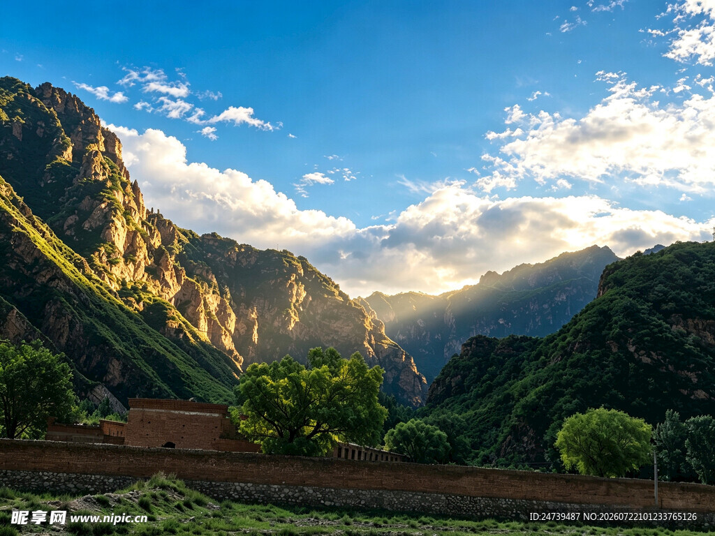 山间美景阳光洒落山谷