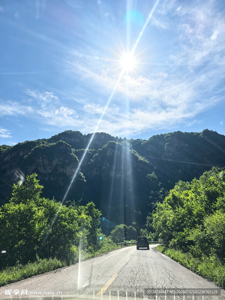 阳光照耀下的山间公路