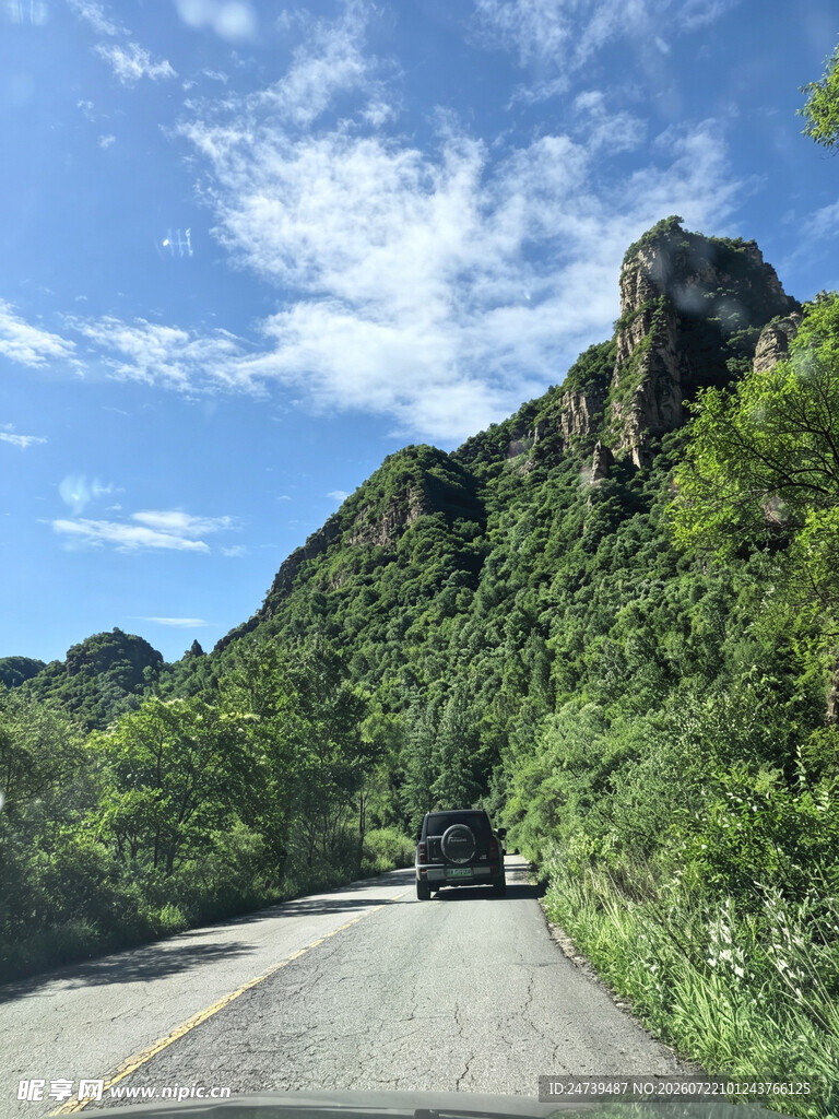 山间公路旁的葱郁青山