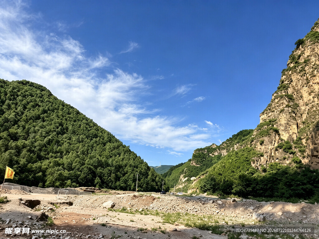 山间河谷风光