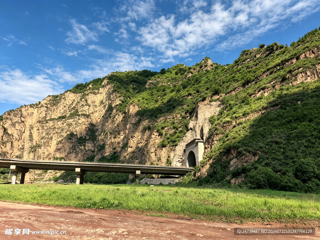山间公路与壮丽山景