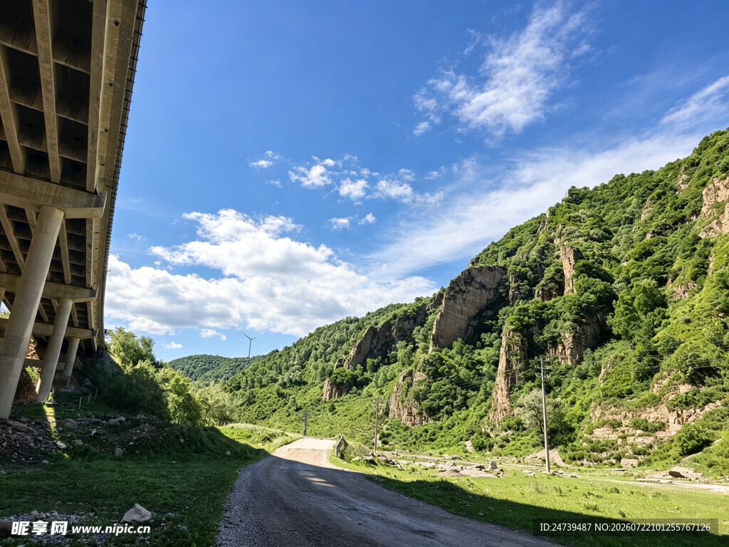 山间公路旁的壮美自然景色