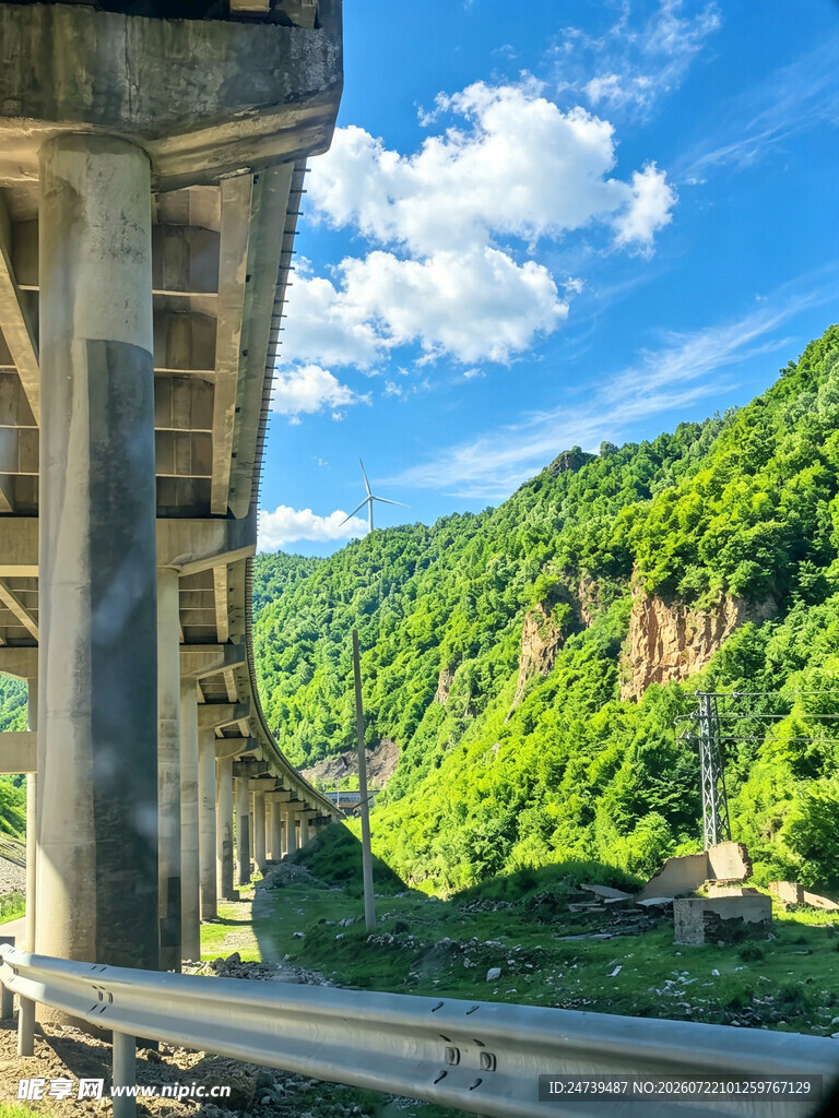 高架桥旁的青山蓝天美景
