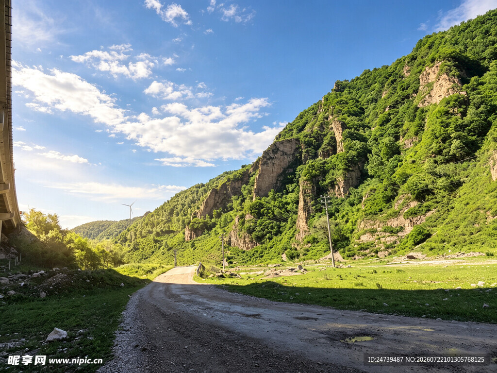 山间公路旁的秀丽自然景色
