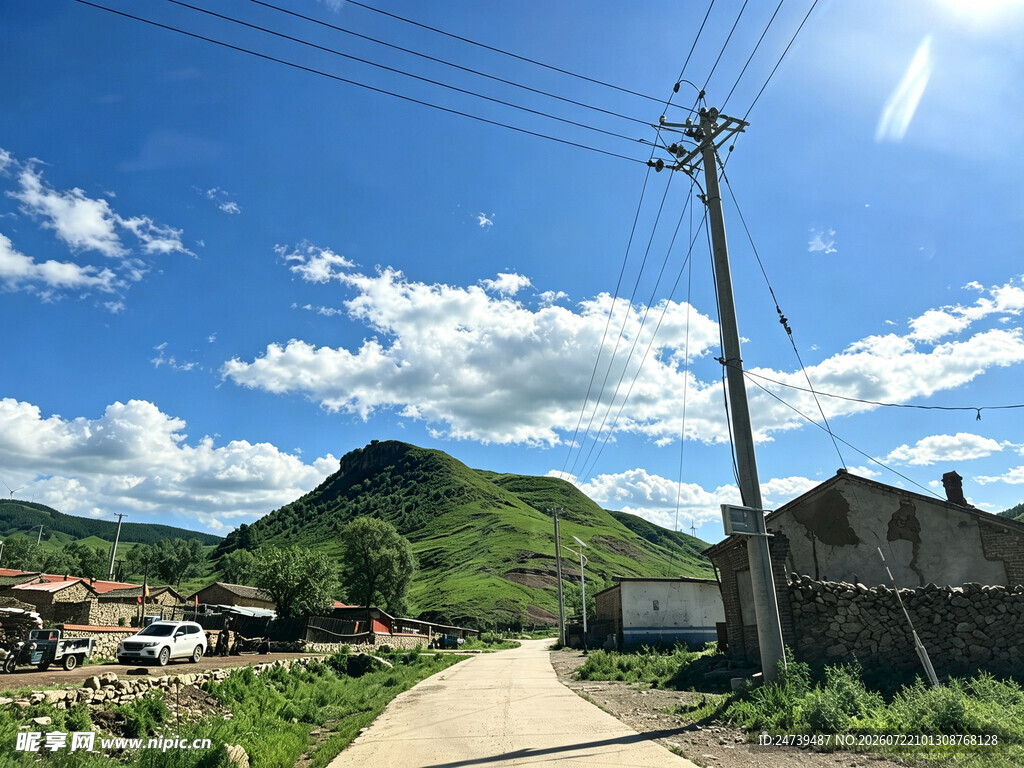 乡村小路旁的山野风光