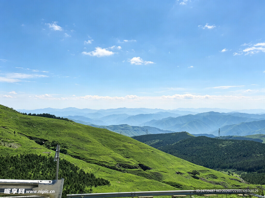 山间绿野蓝天白云美景