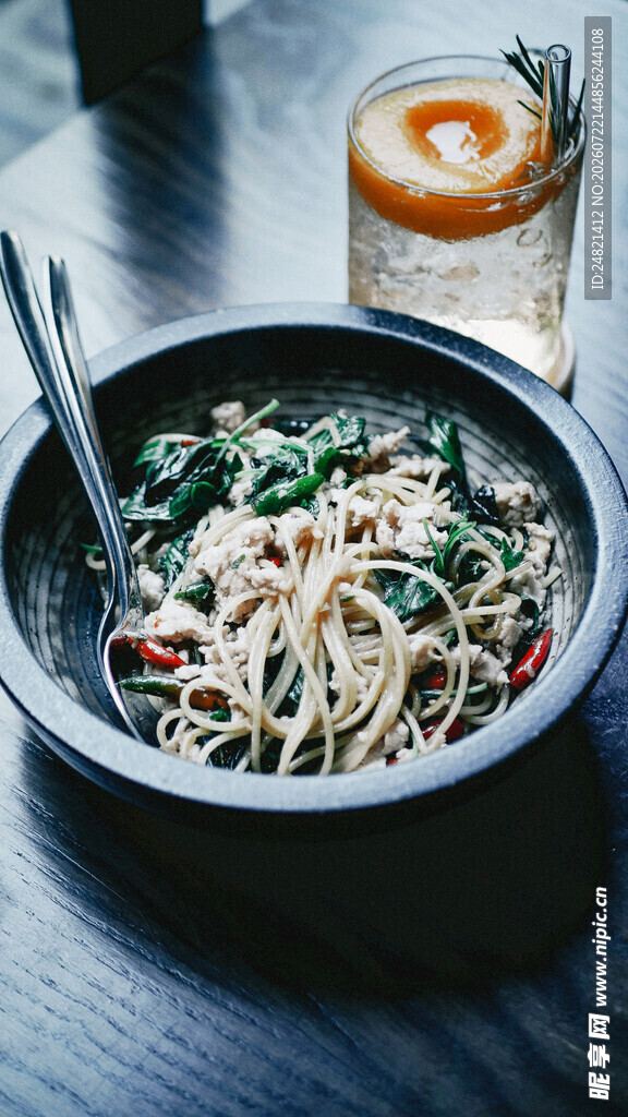美味面条配清爽饮品