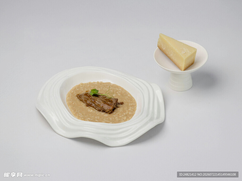 精致摆盘的美味奶酪料理