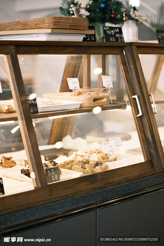 面包店展示柜里的美味糕点