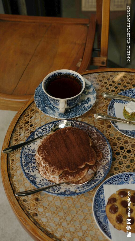 中式茶点与茶具的雅致组合