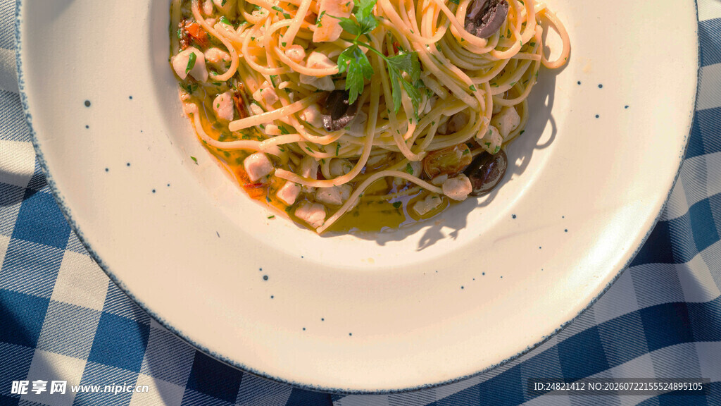 美味意面摆于蓝白格桌